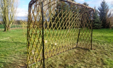 Tipi chez des particuliers, implantation de haies vivantes et habillage d'une cage de foot