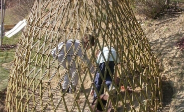 Tipi chez des particuliers, implantation de haies vivantes et habillage d'une cage de foot